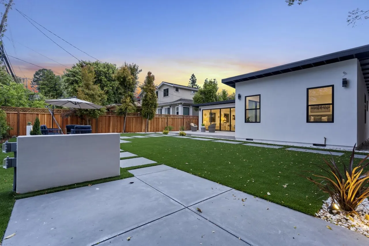 Outdoor lounge and entertaining area